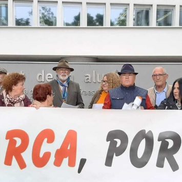 Frente a la Consejería en Sevilla «Por una carretera digna y segura»