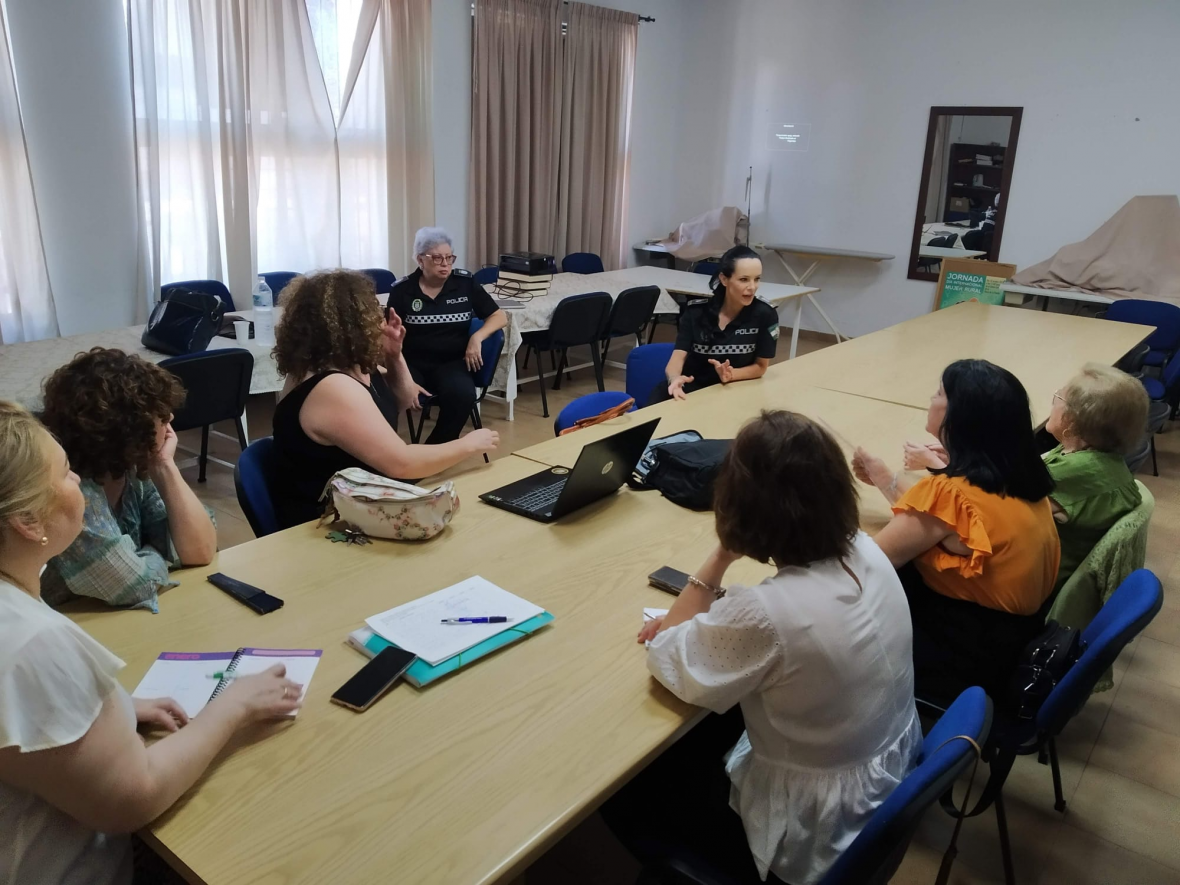 La Casa de la Mujer acoge una charla sobre violencia de género de dos agentes de Policía Local de Jerez